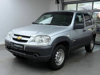 2018 Chevrolet Niva I Рестайлинг, серебристый, 680000 рублей, вид 1