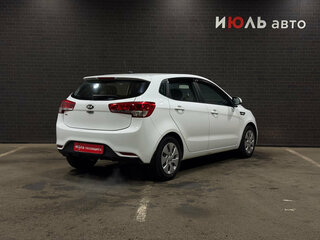 2016 Kia Rio III Рестайлинг, белый, 990000 рублей, вид 5