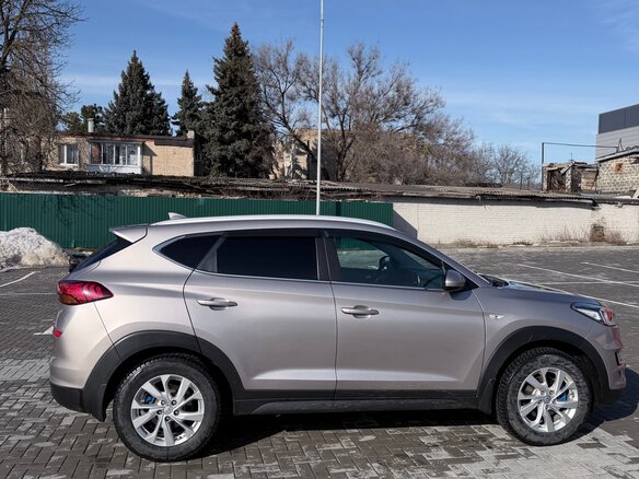 2018 Hyundai Tucson III, бежевый, 2250000 рублей - вид 2