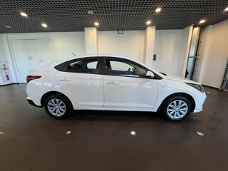 2022 Hyundai Solaris II Рестайлинг, белый, 1600000 рублей, вид 2