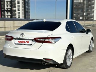 2021 Toyota Camry VIII (XV70) Рестайлинг, белый, 3020000 рублей, вид 5