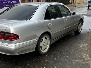 2001 Mercedes-Benz E-Класс 200 II (W210, S210) Рестайлинг, серебристый, 450000 рублей, вид 2