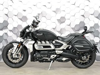 2022 Triumph Rocket III, чёрный, 1999000 рублей, вид 3
