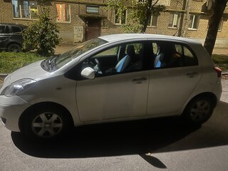 2010 Toyota Yaris III, белый, 450000 рублей, вид 5
