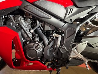 2025 Honda CBR 650R, красный, 1299999 рублей, вид 4