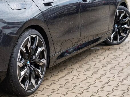 2025 BMW 5 серии 540d xDrive VIII (G60/G61/G68), чёрный, 9800000 рублей, вид 5