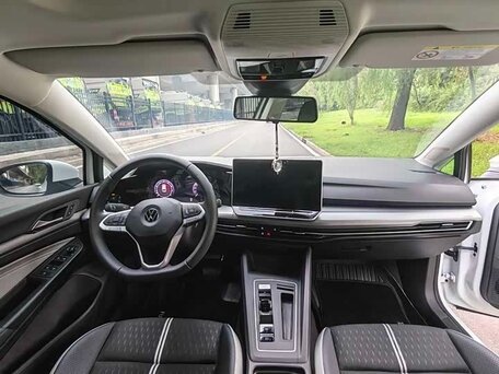 2025 Volkswagen Golf VIII Рестайлинг, белый, 3180000 рублей, вид 4