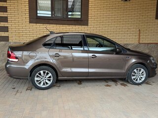 2017 Volkswagen Polo V Рестайлинг, коричневый, 1250000 рублей, вид 2