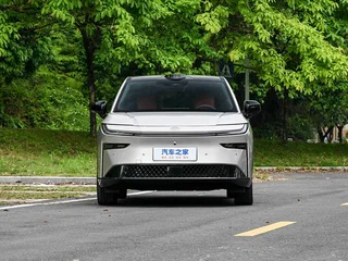 2026 Toyota bZ3X 58.3 kWh, серебристый, 2700000 рублей, вид 2