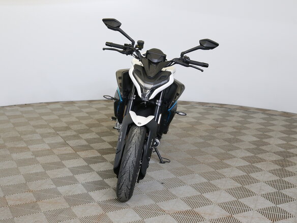 2026 CFMoto 675NK, белый - вид 1