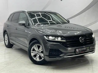 2021 Volkswagen Touareg III, серый, 6200000 рублей, вид 2