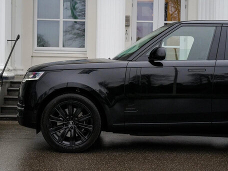2025 Land Rover Range Rover P550e V, чёрный, 22480000 рублей, вид 2