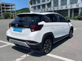 2022 Toyota Yaris IV, белый, 1395000 рублей, вид 5