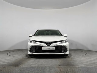 2019 Toyota Camry VIII (XV70), белый, 2450000 рублей, вид 2