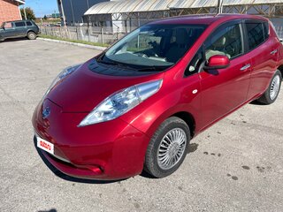 2012 Nissan Leaf (EM57) I (ZE0/AZE0), красный, 700000 рублей, вид 3