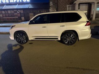 2020 Lexus LX 570 III Рестайлинг 2, белый, 10500000 рублей, вид 3