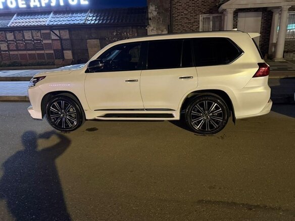 2020 Lexus LX 570 III Рестайлинг 2, белый, 10500000 рублей - вид 2