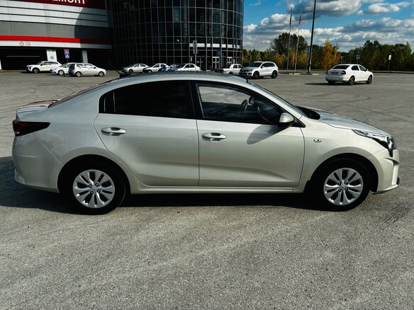 2020 Kia Rio IV Рестайлинг, серый, 1550000 рублей - вид 7