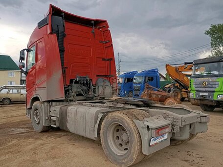 2015 Volvo FH, красный, 5538500 рублей, вид 4