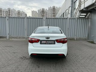 2015 Kia Rio 6-speed III, белый, 1125000 рублей, вид 5