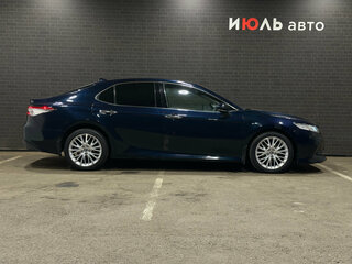 2019 Toyota Camry VIII (XV70), синий, 2429000 рублей, вид 4