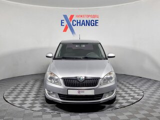 2012 Skoda Fabia II Рестайлинг, серебристый, 509000 рублей, вид 2