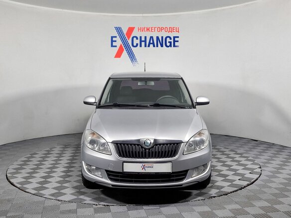 2012 Skoda Fabia II Рестайлинг, серебристый, 493000 рублей - вид 2