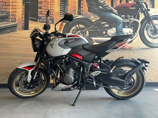 2026 Triumph Trident 800, серебристый, 1590000 рублей, вид 2