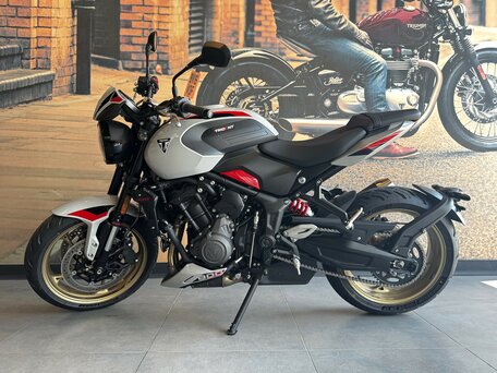 2026 Triumph Trident 800, серебристый, 1590000 рублей, вид 2