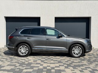 2019 Volkswagen Touareg III, серый, 4400000 рублей, вид 4
