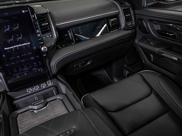 2026 Ram 1500 Crew Cab V Рестайлинг, красный - вид 27