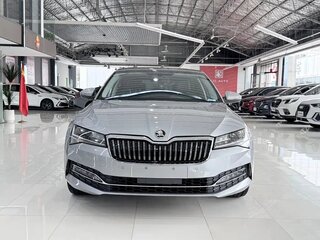 2022 Skoda Superb III Рестайлинг, серебристый, 1900000 рублей, вид 2