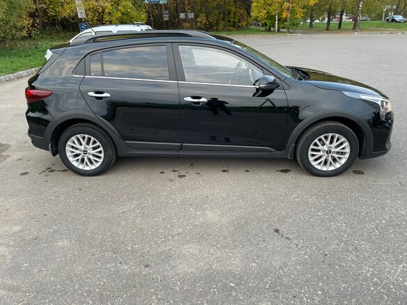 2021 Kia Rio X IV Рестайлинг, чёрный, 1815000 рублей - вид 3