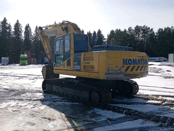 2015 Komatsu PC220-8, жёлтый, 4930850 рублей - вид 3