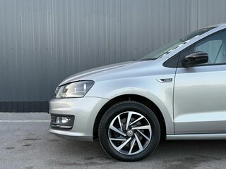 2017 Volkswagen Polo V Рестайлинг, серебристый, 1499000 рублей, вид 5