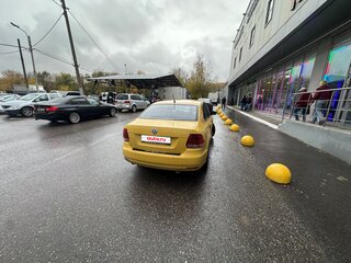 2018 Volkswagen Polo V Рестайлинг, жёлтый, 500000 рублей, вид 3