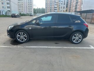 2013 Opel Astra J Рестайлинг, чёрный, 900000 рублей, вид 3