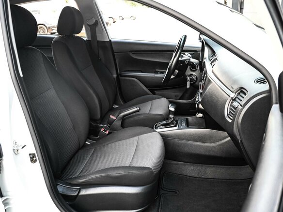 2020 Kia Rio IV Рестайлинг, белый - вид 7