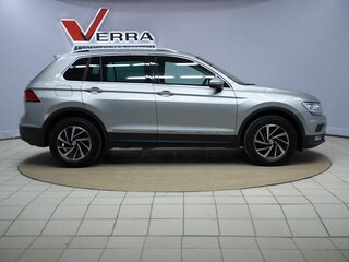 2018 Volkswagen Tiguan II, серебристый, 2370000 рублей, вид 4