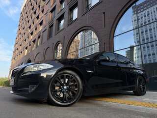 2013 BMW 5 серии 528i xDrive VI (F10/F11/F07), чёрный, 1960000 рублей, вид 2