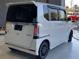 2017 Honda N-BOX I Рестайлинг, белый, 680000 рублей, вид 4