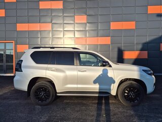 2021 Toyota Land Cruiser Prado 150 Series Рестайлинг 3, белый, 8400000 рублей, вид 4