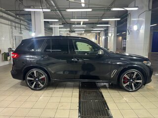 2021 BMW X5 M50i IV (G05/G18), чёрный, 7600000 рублей, вид 3