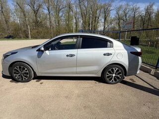 2021 Kia Rio IV Рестайлинг, серебристый, 1760000 рублей, вид 4
