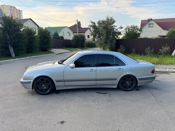 2000 Mercedes-Benz E-Класс 240 II (W210, S210) Рестайлинг, белый, 750000 рублей - вид 1
