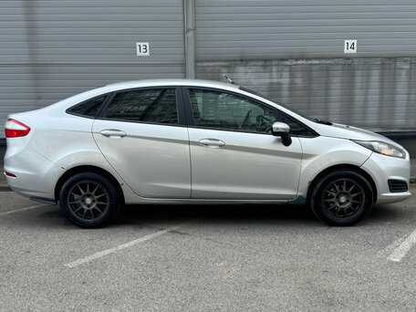 2016 Ford Fiesta Mk6 Рестайлинг, серебристый, 529000 рублей, вид 4