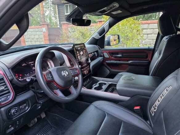 2024 Ram 1500 Crew Cab V Рестайлинг, серый, 7700000 рублей - вид 3