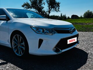 2016 Toyota Camry VII (XV50) Рестайлинг, белый, 2100000 рублей, вид 3