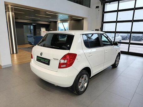 2012 Skoda Fabia II Рестайлинг, белый, 605000 рублей, вид 4