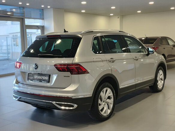 2021 Volkswagen Tiguan II Рестайлинг, серый, 2845000 рублей - вид 5